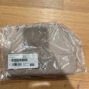 Notable Knit Beanie gravel alo